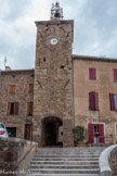 <center>Roquebrune-sur-Argens. </center>Tour de l’Horloge.
Elle fut édifiée sur les remparts au XVIe siècle, au moment où la ville commençait à s'étendre à l'extérieur de son enceinte fortifiée. Le rôle de cette tour était à l'origine de surveiller les environs et d’avertir la population en cas de danger. Elle comportait une plate-forme pour les guetteurs, surmontée d'un campanile en fer forgé supportant une cloche d'alarme.