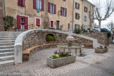 <center>Roquebrune-sur-Argens. </center>Fontaine vieille.
Au Moyen-âge, il n’y avait aucune fontaine seulement un puits public et quelques puits privés. En 1774, fut édifiée la fontaine vieille. L’eau était ainsi acheminée depuis les sources des Cavalières jusqu'au village grâce à l’aqueduc des 25 ponts. Il n'y a que le bac qui est d'origine.