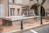 <center>Roquebrune-sur-Argens. </center>Le lavoir situé devant l’hôtel de ville, date de 1902. Il était auparavant situé au bas du village. Les bugadières y ont exercé leur talent et usé leurs mains jusqu’en 1985, date de son déplacement.