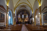 <center>L'Église Saint-Pierre-Saint-Paul. </center>Elle n’a pas de transept mais cinq chapelles qui s’ouvrent sur la nef à quatre travées. A gauche, on a les chapelles des Fonts Baptismaux, des âmes du Purgatoire, de la Vierge et de Saint-Aygulf et, à droite, celle de Saint-Joseph. Son édification fut singulière, puisque chronologiquement, la chapelle des âmes du Purgatoire, fut la première, au XIème siècle. Il y fut rajouté, à gauche, une première chapelle fin XIIème, qui devint « des Fonts Baptismaux », puis les deux furent englobées dans l’église de 1535. En 1639, s’y adjoint, à droite, celle de Saint-Joseph.
Au XIXème siècle, la nef, l’abside, les chapelles latérales, les piliers et les croisées d’ogives firent l’objet d’une décoration picturale typique de cette époque.