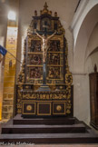 <center>L'Église Saint-Pierre-Saint-Paul. </center>Retable de la Passion.
Il est constitué de 6 panneaux qui représentent des scènes de la vie du Christ, avec au centre, une Crucifixion. L’autel et l’encadrement en bois
peint et doré sont décorés de rinceaux avec rosaces, coupes et oiseaux.