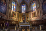 <center>L'Église Saint-Pierre-Saint-Paul. </center>De part et d'autre du tableau central, représentant sainte Apollonie, sainte Catherine et une sainte, deux tableaux représentant Saint Pierre et Saint Paul.
