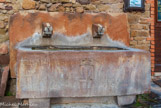 <center>Roquebrune-sur-Argens.</center>Le lavoir, devant la chapelle Saint-Michel.