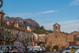 <center>Roquebrune-sur-Argens.</center>Devant la chapelle s’étendait le cimetière. Avant le XIe siècle, les habitations se trouvaient dans la plaine. Les sarrasin, après la victoire de Charles Martel, vinrent s’installer dans la région. Ils y restèrent deux siècles et s’ils apportèrent l’élevage de la chèvre, ils vivaient aussi de rapines, de vols. Ils enlevèrent l’abbé Mayeul, abbé de Cluny. Son cousin Guillaume, le comte de Provence, paya une rançon très importante pour le faire libérer. Il décide de les chasser et on construit alors les villages élevés. Les habitants de Roquebrune s’installèrent sur le piton rocheux. Aujourd’hui la commune s’étend sur 12000 hectares, compte 12000 habitants, dont 5000 au village.