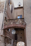 <center>Roquebrune-sur-Argens.</center>Le portail vue de l'intérieur avec la porte permettant s'accéder au campanile.