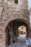 <center>Roquebrune-sur-Argens.</center>Le Portalet XIe siècle est la plus ancienne porte du castrum de Roca Bruna créé au Xe siècle. Dès le XIe siècle, elle permettait d’accéder à la basse-cour du domaine seigneurial. Elle devient ensuite l’entrée principale de la cité fortifiée.