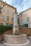 <center>Roquebrune-sur-Argens.</center>Fontaine neuve. On inaugura solennellement, en 1902, la fontaine neuve qui symbolisa dès lors le progrès au service de la République. Elle était alimentée avec l'eau de la Siagnole.