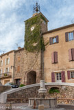 <center>Roquebrune-sur-Argens.</center>La tour de l'horloge surmontée d'un campanile en fer forgé, édifiée sur les remparts au XVIe siècle avec une cloche de 1546, classée au titre des objets mobiliers, qui permettait à l'origine de prévenir les habitants en cas de danger. Au premier plan, la fontaine vieille.