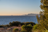 <center>Pointe de la Cride</center>L'île de Riou, les îles Plane et de Jarre, l'île Maïre, les calanques avec la grande candelle, le rocher de l'Aigle et La Ciotat, la,pointe du Défend.