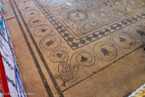 <center>Musée de Tauroetum</center>Aux quatre coins se trouvent des canthares à volutes florales de lierre.
