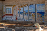 <center>Musée de Tauroetum</center>Cette fresque donne une excellente idée de l'apparence des bâtiments au Ier siècle. L'ensemble représenté ici est bien sûr une évocation de l'ambiance pas une reconstitution, mais s'appuie sur les résultats des fouilles. D'où la présence en arrière-plan d'une tour de vigie ou plutôt d'une loggia dont il ne reste plus que les fondations, et de fresques murales. Elle donne une très bonne idée de la vue grandiose dont on pouvait jouir depuis la pars urbana.
