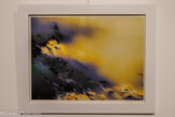 <center>Centre d’art Sébastien</center>Daniel Laurent. Sans titre. 2023.Impression sur Canson Edition. Collection particulière.
Sa pratique photographique s’axe autour des frontières entre
photographie, peinture, abstraction et figuration.
Il sillonne les fontaines, ruisseaux et rivières qui peuplent ses
promenades. Cette attention particulière à l’eau prend forme
au travers de photographies qui tendent vers l’abstraction
mais qui, toujours, révèlent des formes connues que nous
arrivons à rattacher plus au moins à l’environnement
aquatique qu’il explore.
Les photographies sont travaillées par l’artiste pour ne faire
ressortir que les images rêvés d’une réalité travaillée qui se
rapproche fortement de l’image parfaite (celle entre
photographie et peinture) rêvée par Baudelaire.