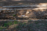 <center>Musée de Tauroetum</center>Un impluvium. La pars urbana, zone privée de la villa, n’a pas été construite dans la partie basse du terrain par hasard mais pour profiter de deux avantages: la proximité de la mer et l’utilisation de la gravité pour obtenir de l’eau courante captée à une altitude de plus ou moins 80 m en amont (La Nartette) et stockée dans un grand réservoir établi sur la hauteur proche de la villa.