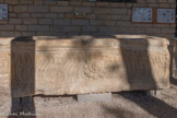 <center>Musée de Tauroetum</center>Ce beau sarcophage monolithe décoré de strigiles est du IIe-IIIe siècle, et fut découvert en 1830 sur le site Il est en calcaire local finement travaillé, et pèse 2600 kg.