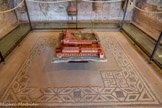 <center>Musée de Tauroetum</center>Au sol une mosaïque  aux motifs géométriques raffinés réalisés avec des tesselles noires et blanche, du Ier s. après J.-C., de type hellénistique. Les mosaïques étaient construites par des ateliers itinérants-; Le pictor imaginarius traçait un dessin et choisissait les couleurs. Après le report du dessin par le pictor parietarius, les tesselles étaient coupées et posées; Restait le travail le plus difficile, la pose du décor figuré.