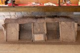 <center>Musée de Tauroetum</center>Une tombe en bâtière du IIIe siècle, construite avec deux sortes de tuiles (tegula romaine et imbrex moderne). Cette tombe contient le squelette d’une jeune femme d’une dizaine d’années, de classe sociale intermédiaire puisqu’elle n’a pas été déposée dans un sarcophage. Quant aux pauvres ou aux esclaves, leurs corps étaient directement ensevelis enveloppés d’un linceul.