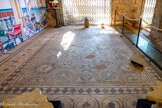 <center>Musée de Tauroetum</center>Cette salle du 1er siècle ap.J.C. est de dimensions modestes par rapport à l'ensemble de la villa. Elle comporte un seul rectangle non mosaïqué au lieu de 3, ce qui peut évoquer un lit en U évasé au lieu des trois lits plus courants. Ces divans hauts permettaient aux convives de s'allonger. Le service était fait sur une table centrale démontable. Cette pièce jouait rôle social extrêmement important. Le maître de maison recevait ses invités pour un repas suivi de discussions, jeux, danse et musique, spectacles divers, accompagné par de nombreuses coupes de vin épicé.