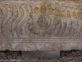 <center>Musée de Tauroetum</center>Les strigiles entourent, au centre, une sorte de fleur.