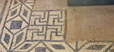 <center>Musée de Tauroetum</center>Les motifs géométriques raffinés réalisés avec des tesselles noires et blanches.