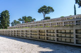 <center>Saint-Mandrier</center>Cimetière Franco-Italien. Partie Italienne. Columbarium renfermant les restes de 975 soldats décédés dans le sud de la France au cours de la seconde guerre mondiale.