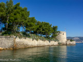 <center>Le fort Balaguier.</center>En 1673, les défenses du fort seront améliorées, la veille de la guerre contre la Hollande. Puis, vers les années 1700, Vauban vint faire une inspection des édifices de défense et les jugea mal protégés si l'attaque provenait de la terre. C'est alors que se monta un projet d'amélioration des installations, qui n'aboutira pas. Après de nombreuses attaques, le fort est bel et bien renforcé.
