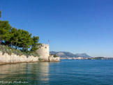 <center>Le fort Balaguier.</center>La Seyne sur Mer. Le fort fut construit en 1636 dans la commune de La Seyne-sur-Mer. Sa mission principale était de compléter l'action la tour Royale et donc, protéger la rade de Toulon. La menace principale était celle des Habsbourg, et c'est à cette époque que fut érigée une longue série de forts depuis Antibes jusqu'à l'île des Embiez en passant par les iles d'Hyères.