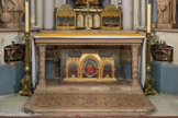 <center>Cathédrale Notre-Dame-de-la-Seds </center>La chapelle Saint Cyprien. L'autel, dû à M. F. Rossi, est en pierre dure de Touris. La partie supérieure, gradins et tabernacle, en pierre blanche de l'ÉchailIon, n'est pas présente. Sous l'autel, la châsse contient la relique de la tête de saint Mandrier et les autres reliquaires contiennent les ossements de saint Cyprien et saint Honorat, jadis conservées dans la chapelle des Saintes Reliques.
