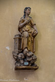 <center>Cathédrale Notre-Dame-de-la-Seds </center>La chapelle de la tombe des évêques. La statue de Sainte Barbe est en bois taillé, peint, doré. La sainte est debout sur une nuée, à côté d'une tour crénelée. Elle porte sa main droite à son coeur. 18e siècle.