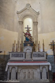 <center>Cathédrale Notre-Dame-de-la-Seds </center>La chapelle de la tombe des évêques. Sur l’autel, Piéta en bois polychrome de 1702.