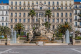 <center>Place de la Liberté</center>La Fontaine de la Fédération. Le projet a été conçu par deux frères, l'architecte Gaudensi Allar et le sculpteur André Allar, artiste toulonnais qui a été grand prix de Rome. Taillée dans la pierre de Calissane (calcaire blanc), elle est composée d'un bassin ovale surmonté des figures allégoriques de la France, de la Justice et de la Force. Elle symbolise aussi le transport de la statue de la Liberté de la France vers l'Amérique.
