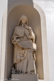 <center>L'ancien Hôtel-Dieu</center>Jean de Gautier (†1678).  Sculpteur : Louis-Joseph Daumas 1857. Cet important homme d'église toulonnais permit de rendre possible la construction de la Charité grâce au legs d'une partie de ses biens par voie de testament, à sa mort en 1678. La somme léguée fut suffisante pour la construction de l'hôpital.
 Le prieur est représenté tenant entre ses mains les plans de l'hôpital tandis qu'à ses pieds se trouve une truelle.