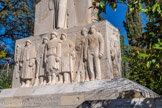 <center>Monument aux morts de la guerre de 1914-1918</center>Dans la partie inférieure, des militaires en bas-relief, au repos ; les combats sont terminés et il n'y a aucune volonté d'y retourner prochainement. Nous avons divers corps d'armée : infanterie, cavalerie, marine, aviateur sur le côté... Le Poilu central tient en sa main droite un petit rameau d'olivier.