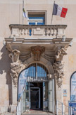 <center>La mairie d'honneur</center>Les Atlantes de Pierre Puget, XVIIe siècle. La façade de la mairie d'honneur accueille les Atlantes du sculpteur Pierre Puget. L'ensemble représente deux hommes de pierre, aux visages tiraillés par le poids du balcon qu'ils soutiennent. Commandé par le conseil municipal en 1656, le portail fut mis en place l'année suivante.