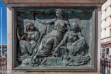 <center>Le Génie de la Navigation</center>La vapeur domptant les éléments. Trois femmes sont assises, vêtues à l’antique. Celle de gauche : sa main drotie est ouverte,  son index et son pouce formant un ovale. Son bras gauche est contre son corps et sa main tient une rame (un gouvernail antique) : elle représente l’ancienne navigation. La femme au centre de la composition pyramidale est plus grande que les deux autres. Elle est également assise plus haut. Elle est encadrée au fond par les roues à aubes et sa tête est devant la cheminée de la machine à vapeur. Son bras droit, terminé par un poing fermé, s’oppose au deux putti soufflant, évoquant les vents. Un de ses pieds est appuyé sur la tête d’une des figures masculines à demi-immergées qui évoqueraient les flots domptés qu’elle domine. Son autre pied repose sur le socle où sont inscrit les noms des promoteur de la vapeur (Papin, Salomon de Caus, Watt et Fulton). Sa main gauche enfin passe derrière la figure de droite et se pose sur son épaule comme en signe de protection. Il pourrait s’agir d’une personnification de la vapeur, qui, avec la boussole à ses pieds « domptent les éléments et font franchir tous les obstacles ». La figure de droite, tenant une couronne de laurier et un objet de forme semi circulaire, serait la navigation moderne. Sous les pieds des femmes, de chaque côté un rostre (éperon de navire antique). Ces rostres sont figurés avec chacun trois épées.