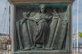 <center>Le Génie de la Navigation</center>Le barbare recevant au-delà des mers les bienfaits de la civilisation. Les conquêtes de la Marine. L’homme avec son costume représenterait le barbare. Le rameau d’olivier symbolisant la paix et le caducée de Mercure le commerce, sont les bienfaits apportés par la colonisation. La tête coupée et la dague, à ses pieds, désigneraenit l’état ancien de « barbarie », que la colonisation permet au colonisé de quitter. Sur le  livre de gauche : les noms des souverains et savants dont les activités ont soutenu ou rendu possible l’essor de la navigation. 
Sur le livre de droite : les noms des marins guerriers, quasiment tous français, dont quatre sont associés à des faits d’armes. Sur le bas-relief lui-même, en haut, deux autres batailles modernes sont citées, Navarin, de St-Jean d’Ulloa. A droite, d’autres faits d’armes, Egypte, Morée, Alger, Mogador, avec en dessous le nom du commandant de la flotte militaire : Brueys, Rigny, Dupérré, prince de Joinville.