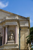 <center>L'opéra de Toulon.</center>La muse de gauche, Thalie, symbolise le théâtre (c’est pourquoi elle porte un masque).