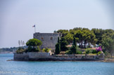 <center>La rade.</center>La Tour Balaguier. C'est en 1636 que le Cardinal de Richelieu obtient de Louis XIII la construction de la Tour de Balaguier. Jusqu'à cette date, la protection du port de Toulon n'était assurée que par la Tour Royale . En 1685, dans la nouvelle optique des fortifications, Balaguier, Tour à canons, s'est vue augmenter de remparts, de murs, de logements et de poudrières qui donnent à son fort son aspect actuel. Il s'agit alors pour lui, toujours de protéger le port de Toulon, mais, plus spécialement, un petit Arsenal, né sous Henri IV et que Richelieu, premier Ministre de la Marine, pressent comme destiné à s'agrandir !