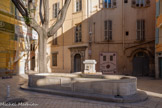 <center>La fontaine de la place Saint-Vincent.</center>Celui que l'on voit aujourd'hui date de 1832 et fut construit par le marbrier Jouve sur des plans établis par Gueit, alors architecte de la ville. Il est constitué de trois bassins. Le plus grand recevait l'eau savonneuse, autour duquel s'installaient les 