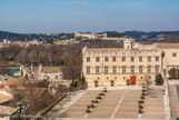 Le Palais des Achevëques, datant du XIVe siècle, ou musée du Petit Palais. En 1317, Béranger Frédol l’Ancien, cardinal de Tusculum, grand pénitencier de Clément V, s'est fait bâtir un palais à deux niveaux flanqué d’une énorme tour. Arnaud de Via, neveu du pape Jean XXII, créé cardinal le 20 juin 1317, a acheté la maison de Béranger Frédol à sa mort, le 11 juin 1323, qu'il a agrandi de plusieurs maisons au-dessous du Rocher-des-Doms, près du pont Saint-Bénézet, pour en faire sa livrée cardinalice, entre 1317 et 1327. Au fond, le fort Saint André, à Villeneuve-lez-Avignon. A gauche, le pont Saint Bénézet.