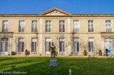 Hôtel de Galéans-Gadagne. Plus modeste, cet l'hôtel a été construit en 1751 sur les plans du même J.-B. Franque. La façade est dominée par un fronton triangulaire et s'ouvre sur le jardin par de belles portes rejetées près des angles. Après avoir accueilli la faculté des lettres, le bâtiment abrite aujourd'hui l'école d'Art d’Avignon