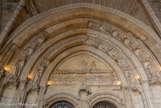<center>La loggia.</center>Un Jugement Dernier figurait sur le linteau ; on aperçoit encore les damnés jetés dans les flammes de l’Enfer. Le tympan a perdu l’essentiel de son décor