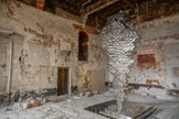 <center>La Chambre antique du Camérier.</center>Elle est située au troisième niveau de la Tour du Pape, au-dessous de la Chambre du pontife. Cette salle est le premier (antique) appartement que le camérier occupe dans le Palais avant qu’une nouvelle chambre ne lui soit attribuée dans l’aile des Grands Dignitaires à partir de 1348. Le camérier est le plus haut dignitaire de L’Eglise après le p; une sorte de premier ministre qui a de plus la charge de la Chambre Apostolique, c’est-à-dire des finances.
De par ses attributions, le camérier conserve sans doute dans cette salle divers documents et objets précieux. C’est ce dont semblent attester les huit coffres maçonnés, logés dans les retombées d’ogives du Trésor Bas. Ils ont été découverts sous les dalles de pierre, en 1989.
Au XVIIe siècle, le vice-légat accorde des audiences publiques dans cette chambre devenue salle du trône. Des bancs sont disposés autour de la salle. Des tables de jeu occupent les embrasures des fenêtres.
Des festivités y sont organisées en l’honneur d’hôtes prestigieux :
- un festin en 1662, pour la visite du prince du Danemark, 
- un concert en 1748, auquel assiste le duc de Richelieu.