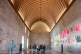 <center>Grand Tinel </center>Sur l’immense pan de mur de la Chambre des festins sont accrochés soixante tableaux dénués de cadres sur deux rangées superposées. Peintes entre 2017 et 2025, jamais montrées en France, ces toiles dont le fond est recouvert de feuilles d'or blanc abritent des formes fluides colorées et apparemment abstraites. Nées d’une observation méticuleuse de la nature ces pivoines, roses, chrysanthèmes, glycines et fleurs de la passion composent ce spectaculaire ensemble d'œuvres réunies pour la première fois.