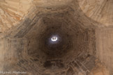 <center>Cuisine haute.</center>Elle est couverte d’une hotte pyramidale à huit pans d’une hauteur de 18 mètres. Installé au sol, le brasier est entouré de murs formant un quadrilatère, qui reçoit plusieurs étages de grilles superposées. Ainsi, des quantités considérables d’aliments peuvent cuire simultanément. Un accès direct vers le Grand Tinel, permet de faciliter leur acheminement jusqu’au dressoir où on finissait de les préparer.