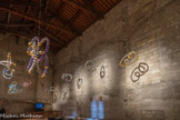<center>Chambre de Parement.</center>Suspendues aux poutres de chêne de la Chambre de Parement, douze sculptures inspirées des constellations du zodiaque forment un ciel nocturne aux teintes irisées. Leurs lignes sinueuses de perles de verre miroitées composent un dessin et une palette de couleurs propres à chaque nœud. Ces entrelacs tout en dégradés de bleus, de verts, de violets, d’ambres et de bruns sont ponctués d’étoiles symbolisées par de grandes perles dorées ou argentées. Les Constellations instaurent un rapprochement entre deux pôles qu’à première vue tout oppose : l’astronomie et l’astrologie, la science et la croyance.