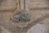 <center>Sacristie Nord.</center>Cette salle offre les principales caractéristiques architecturales du Palais Neuf de Clément VI par l’emploi plus répandu de la voûte à croisées d’ogives et l’apparition du décor sculpté, inexistant dans les constructions de Benoit XII.