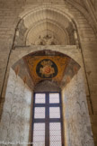 <center>La Sacristie Sud</center>La fenêtre qui l'éclaire à I'est, a conservé son décor d'origine composé des armes de Pie V (1566-1572) et d'oiseaux volant parmi des épis de millet. Peintures du XVIe siècle.