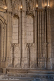 <center>La loggia.</center>Le deux grandes niches de droite : elles abritaient autrefois des statues, dont les socles sont ornés de quadrilobes encadrant animaux fantastiques, têtes barbues et grotesques.