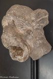 <center>Le Consistoire.</center>GARGOUILLE EN FORME DE TÊTE DE CHIEN. XIVe siècle. Pierre.
Palais des Papes