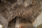 <center>Revestiaire Pontifical.</center>La voûte porte les traces d’un décor de blasons et de motifs ornementaux datant du XVIIe siècle, lorsque la salle fut transformée en chapelle.